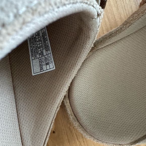 UGG Women’s Goldenstar Clog - Picture 4 of 7